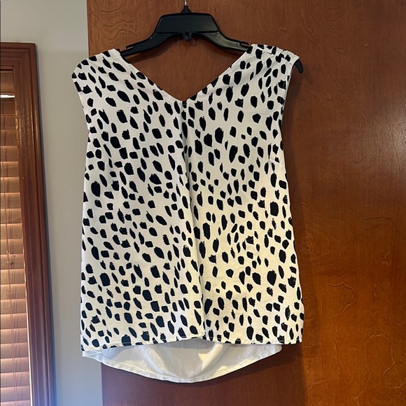 Chic Black and White Sleeveless Top - Picture 1 of 3